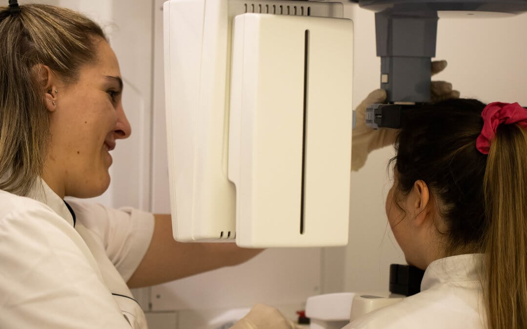 A radiografia panorâmica é importante na primeira consulta.