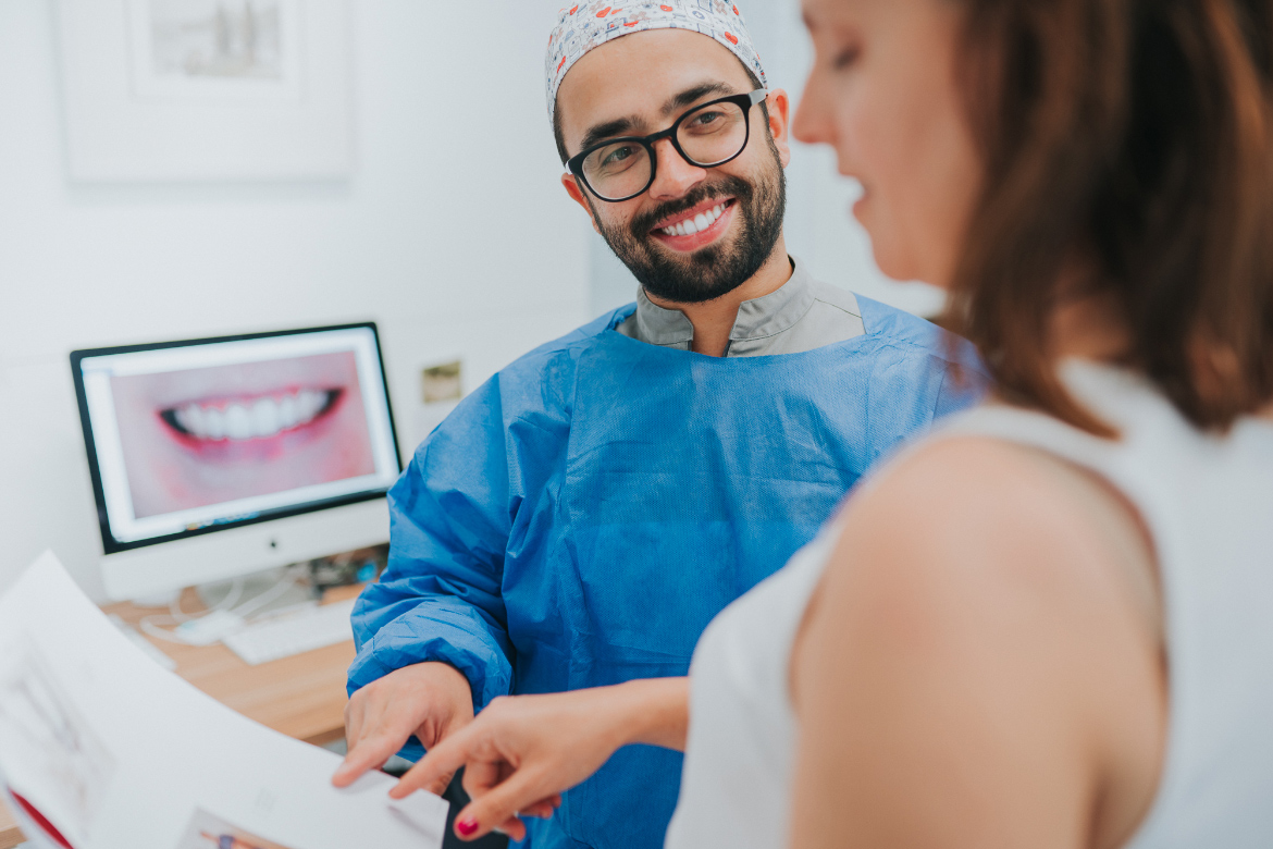 Finas capas de cerâmica que são aderidas aos dentes. Trata-se de um tratamento muito conservador.