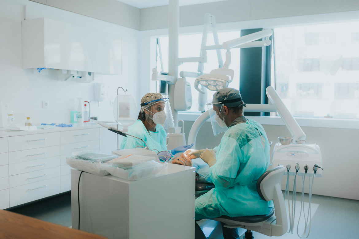 A Implantologia é a área que se ocupa da reabilitação de zonas desdentadas através da colocação de implantes.