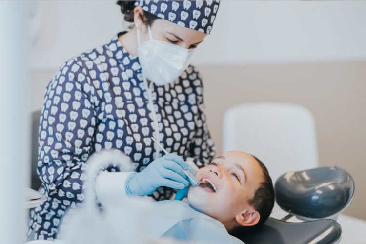 Diagnostica, previne e trata os problemas da cavidade oral na criança. É importante levar a criança ao odontopediatra desde 1 ano de idade.