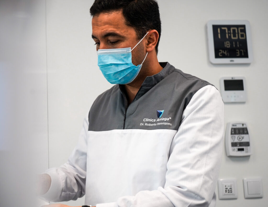 CLÍNICA ARRIAGA GANHA “ÓSCAR” DA MEDICINA DENTÁRIA É com “grande orgulho” e “satisfação” que a Clínica Arriaga anuncia ter recebido o prémio Dental Pro 2018, prémio de excelência que reconhece o trabalho de qualidade de equipa e lhe concede o prémio de melhor clínica dentária do País. Para a Clínica Arriaga, “é uma honra receber o prémio da DentalPro, revista de referência na medicina dentária”. “Este prémio reflete o esforço e empenhamento de toda a equipa da Clínica Arriaga, nomeadamente dos médicos dentistas que se dedicam à excelência no atendimento e satisfação de todos os seus pacientes, através da formação contínua, tecnologia de ponta e qualidade de materiais utilizados nos tratamentos”, diz, em comunicado. O reconhecimento da Clínica Arriaga pela DentalPro “vem reforçar a presença da marca Clínica Arriaga no mercado, que se afirma como a maior clínica da Região”, dando assim “maior credibilidade e confiança aos nosso pacientes e toda a comunidade residente na Madeira, mas também acrescenta valor a toda equipa”, realça. A eleição deste prémio baseia-se em cinco critérios: Inovação Humana, Gestão Corrente, Ambiente e Divulgação, Atendimento Adequado e Responsabilidade Social. Origem da notícia: https://www.jm-madeira.pt/regiao/ver/32469/Clinica_Arriaga_ganha_Oscar_da_Medicina_Dentaria