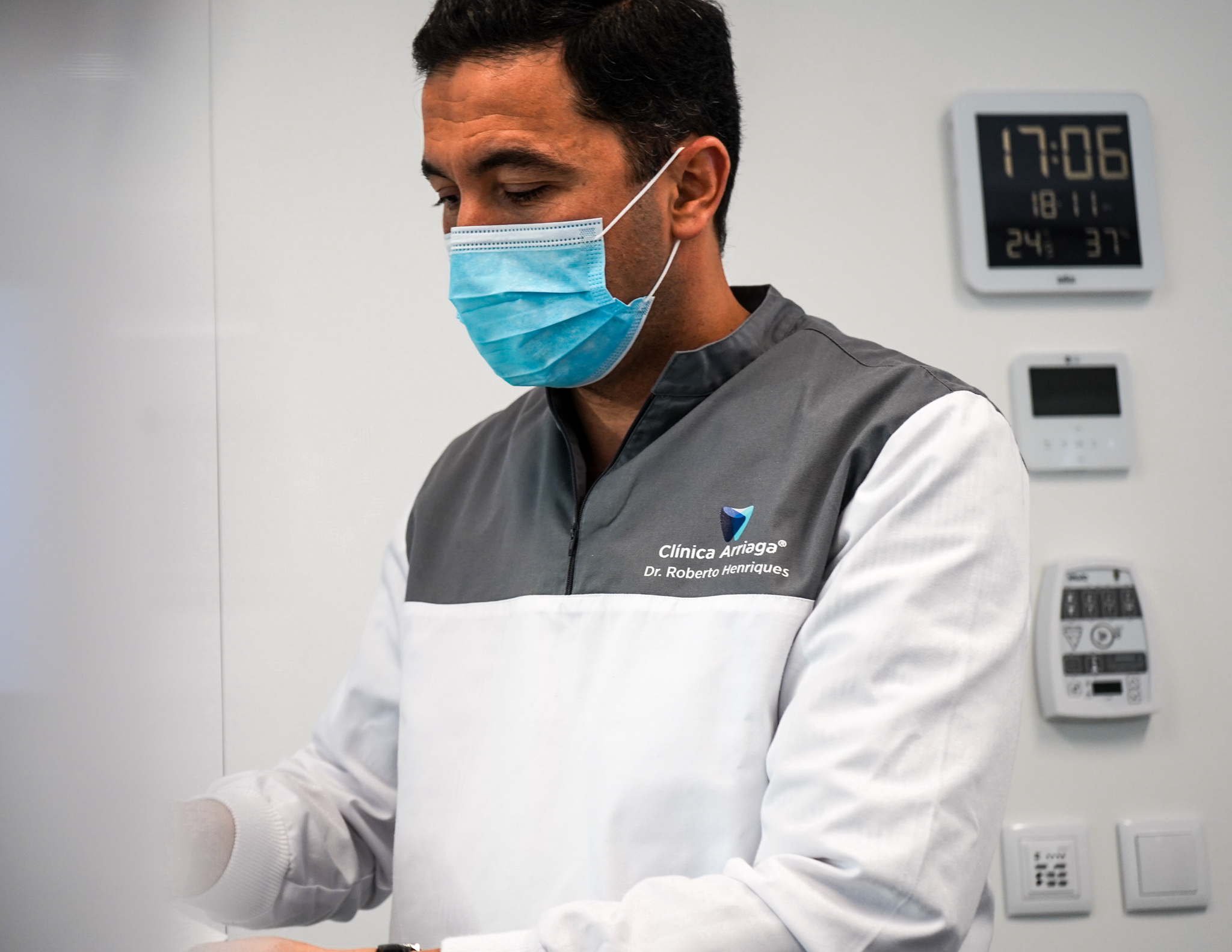 CLÍNICA ARRIAGA GANHA “ÓSCAR” DA MEDICINA DENTÁRIA É com “grande orgulho” e “satisfação” que a Clínica Arriaga anuncia ter recebido o prémio Dental Pro 2018, prémio de excelência que reconhece o trabalho de qualidade de equipa e lhe concede o prémio de melhor clínica dentária do País. Para a Clínica Arriaga, “é uma honra receber o prémio da DentalPro, revista de referência na medicina dentária”. “Este prémio reflete o esforço e empenhamento de toda a equipa da Clínica Arriaga, nomeadamente dos médicos dentistas que se dedicam à excelência no atendimento e satisfação de todos os seus pacientes, através da formação contínua, tecnologia de ponta e qualidade de materiais utilizados nos tratamentos”, diz, em comunicado. O reconhecimento da Clínica Arriaga pela DentalPro “vem reforçar a presença da marca Clínica Arriaga no mercado, que se afirma como a maior clínica da Região”, dando assim “maior credibilidade e confiança aos nosso pacientes e toda a comunidade residente na Madeira, mas também acrescenta valor a toda equipa”, realça. A eleição deste prémio baseia-se em cinco critérios: Inovação Humana, Gestão Corrente, Ambiente e Divulgação, Atendimento Adequado e Responsabilidade Social. Origem da notícia: https://www.jm-madeira.pt/regiao/ver/32469/Clinica_Arriaga_ganha_Oscar_da_Medicina_Dentaria