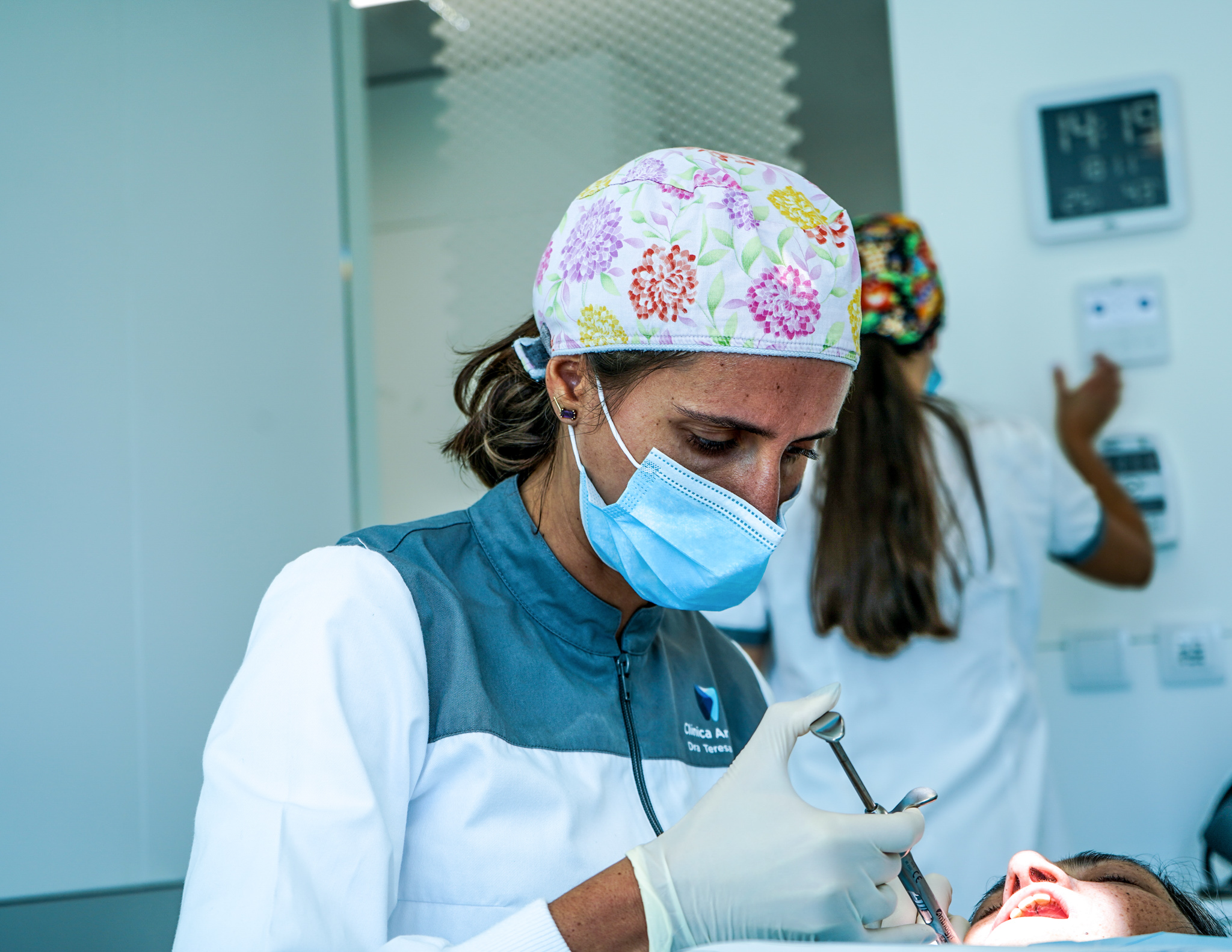 As cáries são provocadas pela ação de bactérias e causam a destruição parcial ou total dos dentes.