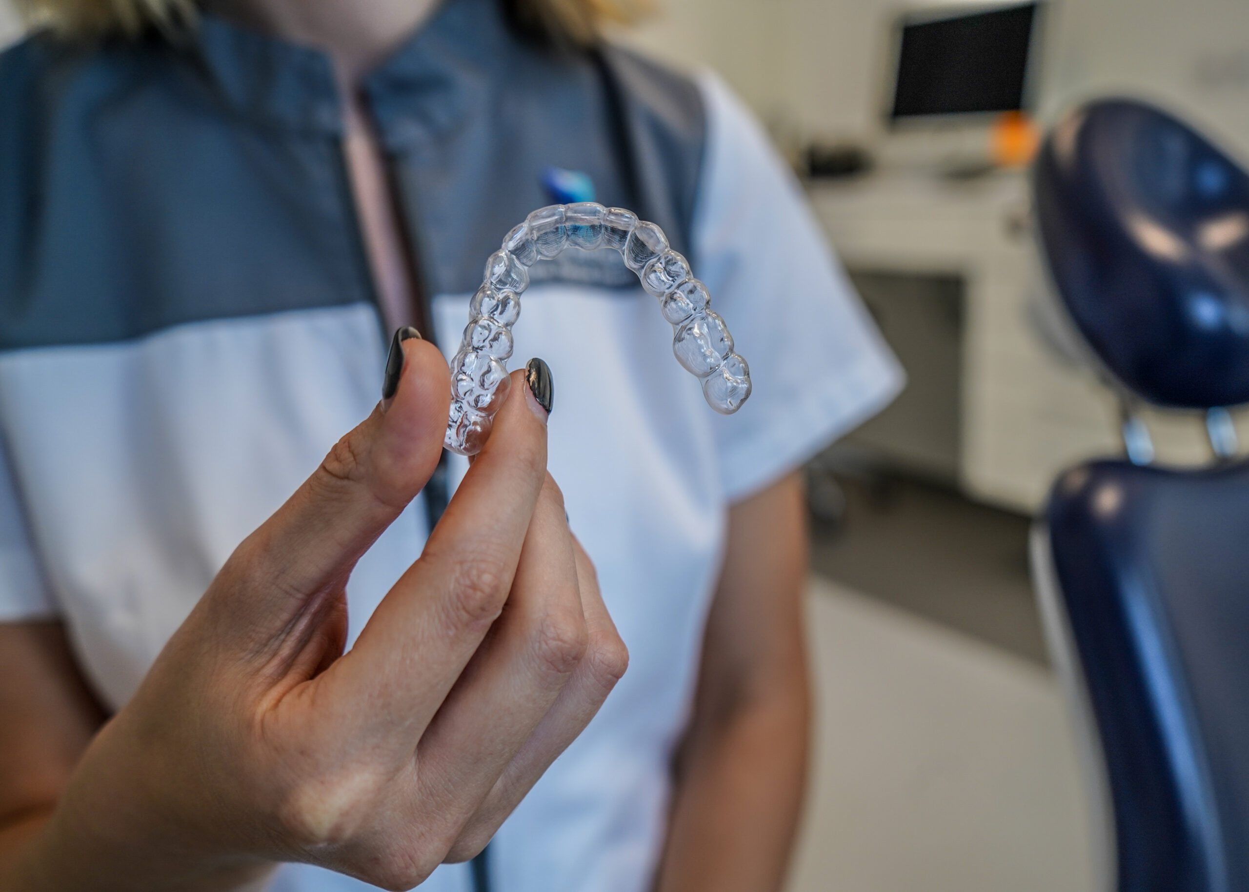 Invisible aligners allow you to perform orthodontic correction without having to wear a conventional metal appliance.