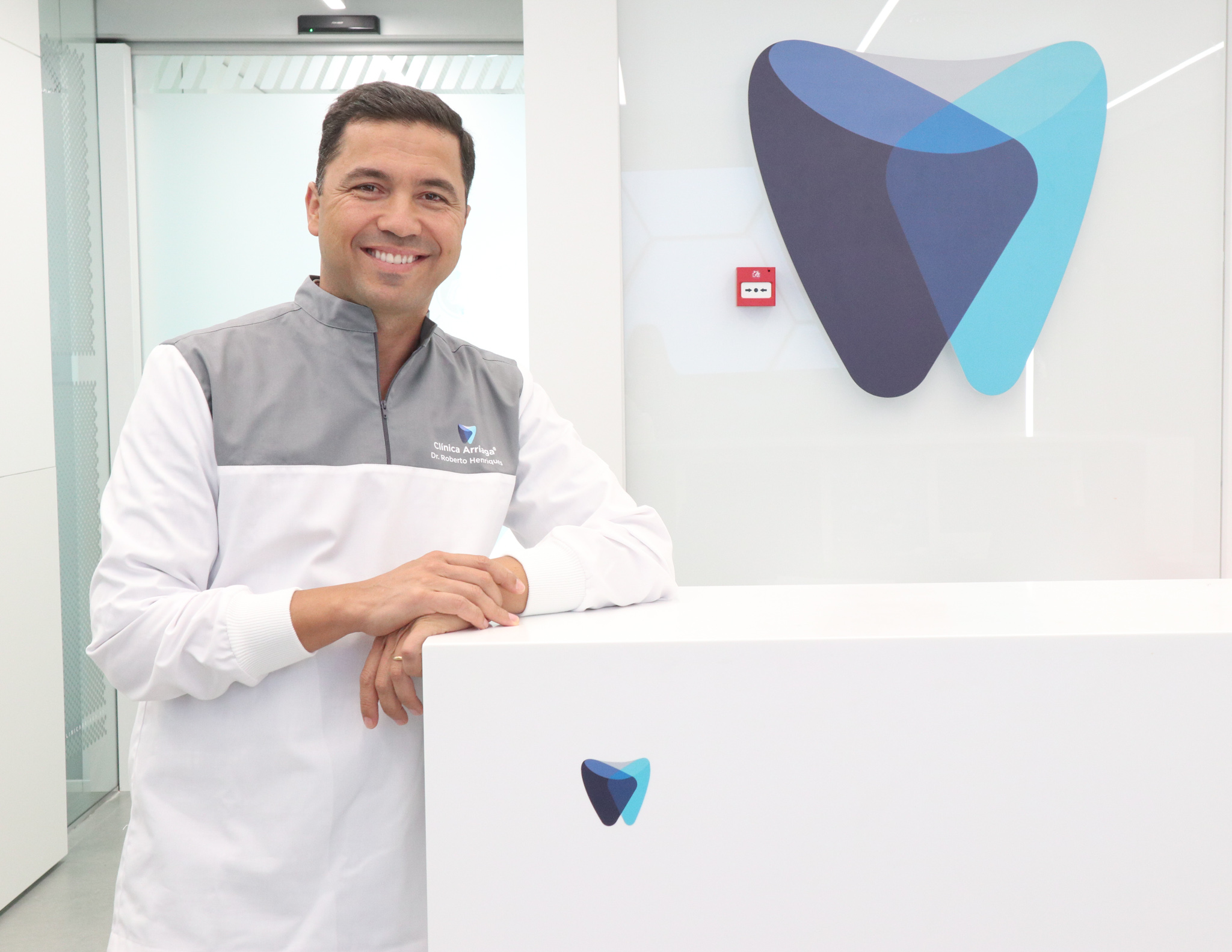 Sendo reconhecidamente a maior Clínica de Medicina Dentária da região, a nova imagem da Clínica Arriaga® é fruto do reposicionamento da marca no mercado regional.