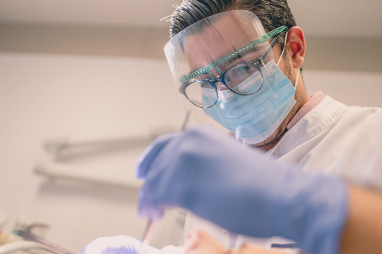 Qualquer pessoa com um bom estado de saúde oral pode efetuar um branqueamento dentário. No entanto, pacientes com lesões de cárie, desgastes, sensibilidade dentária, entre outros, pode necessitar de um tratamento prévio.