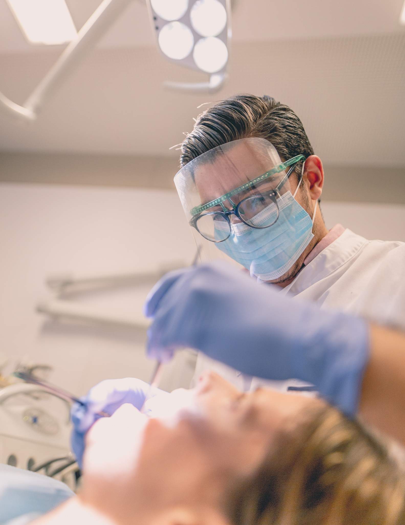 Qualquer pessoa com um bom estado de saúde oral pode efetuar um branqueamento dentário. No entanto, pacientes com lesões de cárie, desgastes, sensibilidade dentária, entre outros, pode necessitar de um tratamento prévio.