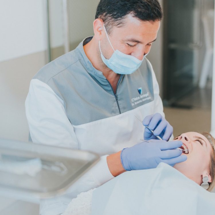 com “grande orgulho” e “satisfação” que a Clínica Arriaga anuncia ter recebido o prémio Dental Pro 2018. Este é um prémio de excelência que reconhece o trabalho de qualidade de equipa e lhe concede o prémio de melhor clínica dentária do País.