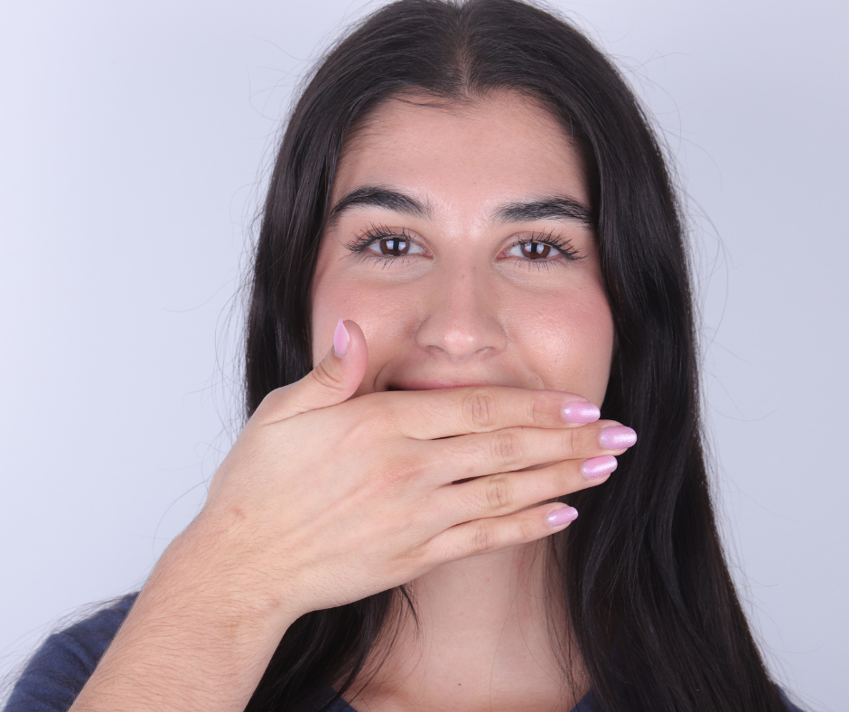 O mau hálito poderá estar associado a vários fatores. Por exemplo, a ingestão de certos alimentos, bebidas e algumas doenças (ex.: doenças periodontais, diabetes).
