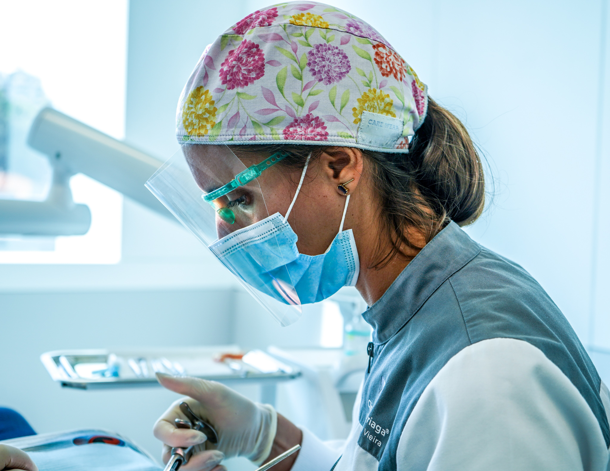 A recessão gengival caracteriza-se por um deslocamento da margem gengival e consequentemente a exposição da raiz do dente.