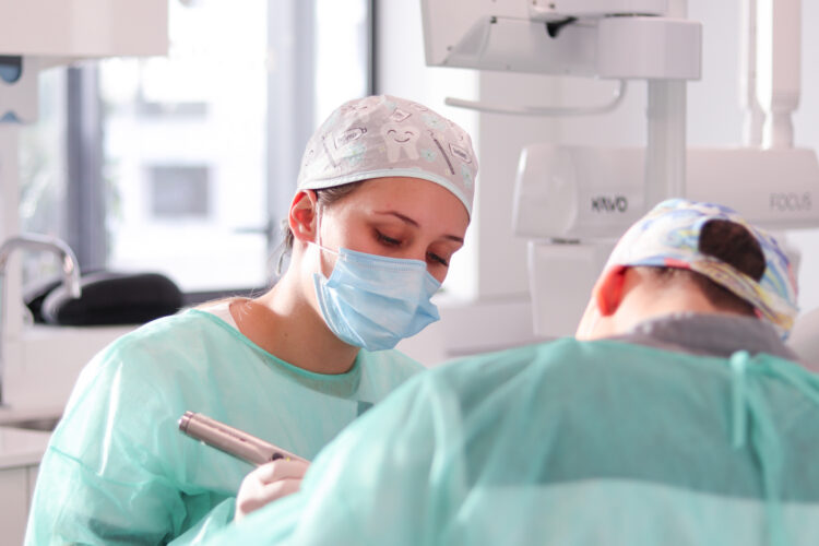 Neste artigo damos 3 indicações para a Higiene oral das próteses removíveis, facetas de cerâmica e implantes dentários