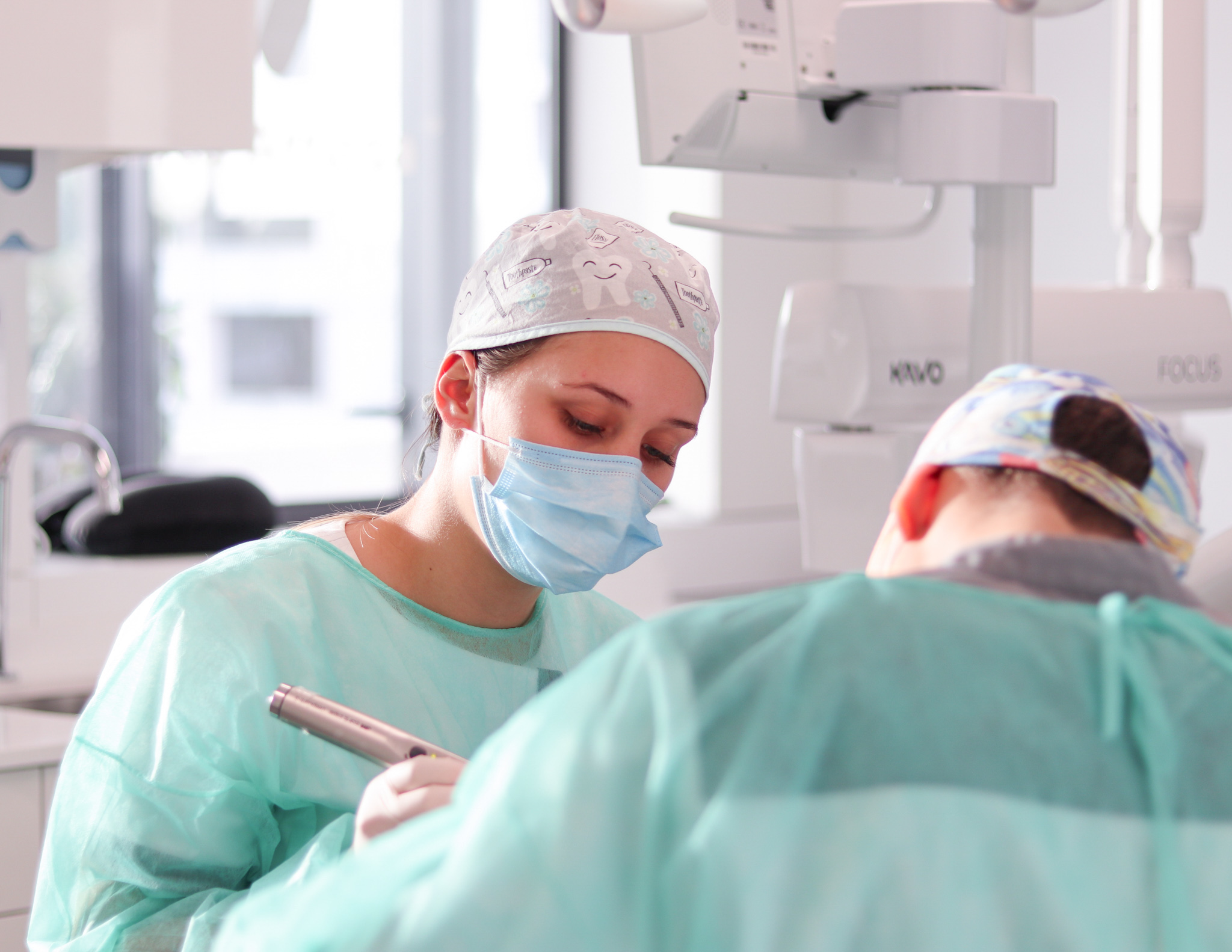 Neste artigo damos 3 indicações para a Higiene oral das próteses removíveis, facetas de cerâmica e implantes dentários