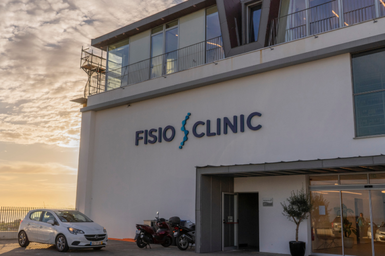 Clínica Arriaga and Fisioclinic together  in dentistry to celebrate Clínica Arriaga's 20-year milestone in 2024.