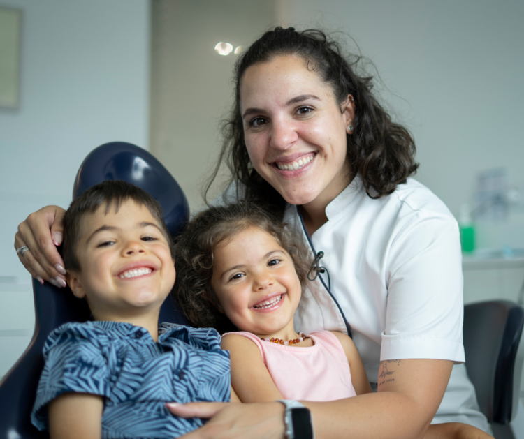 No caso de um dente definitivo cair ou partir, em primeiro lugar deve-se encontrar o(s) fragmento(s) e lavá-lo cuidadosamente.