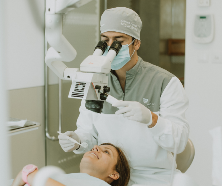 Overlays vs Crowns or indirect restorations are dental restorations fabricated in a laboratory setting with the aim of repairing the tooth as if it were intact.